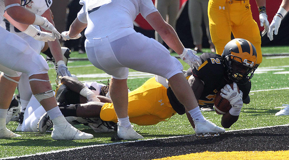 David Peal dives into the end zone for a third-quarter touchdown to give Gustavus Adolphus a 17-0 lead. (Gustavus Adolphus athletics photo by Jake Noel)