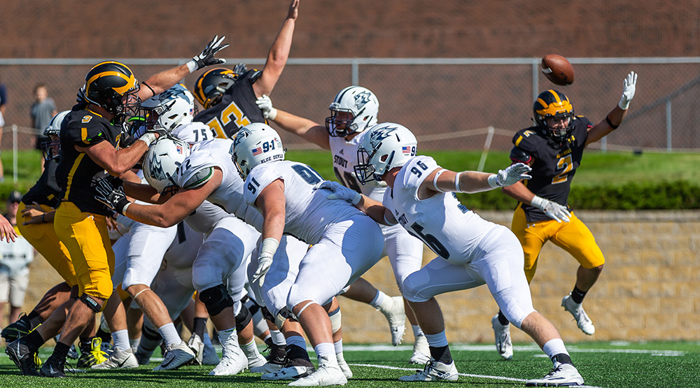 UW-Stout survives on a blocked extra point. (Photo by Tim Kruse for UW-Stout athletics)