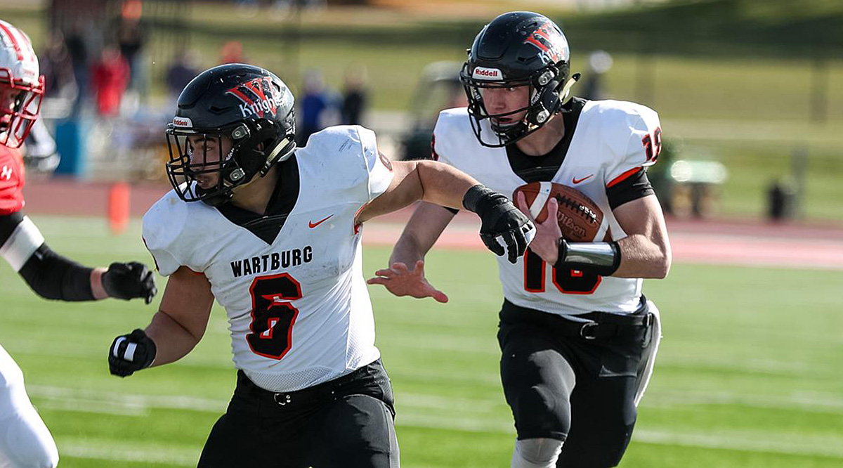 Noah Dodd running the ball for Wartburg